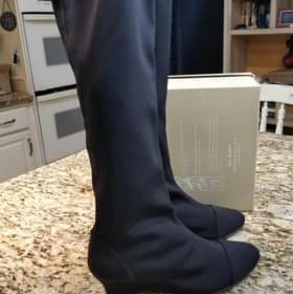 Tall fitted boots